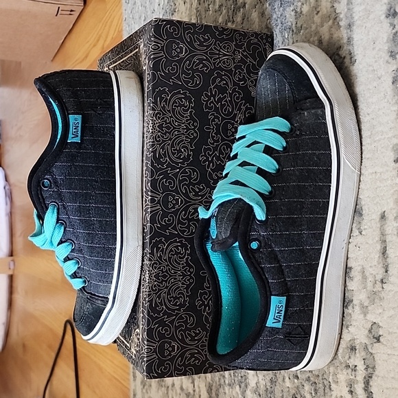 Vans - Picture 1 of 4